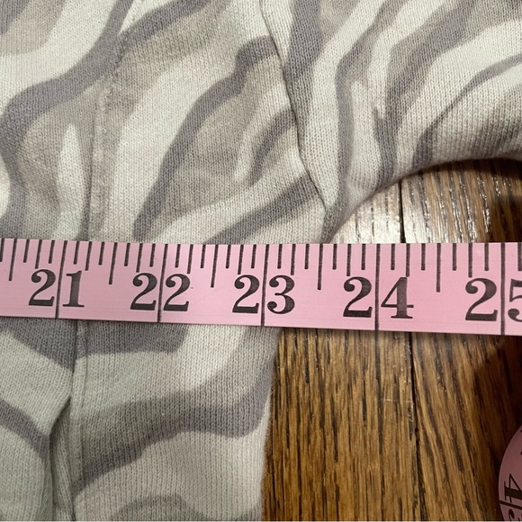 Sweaty Betty Essential Animal Print Hoodie Gray Size Medium - Picture 7 of 10